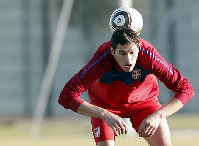 Zigic hace malabares con el balón