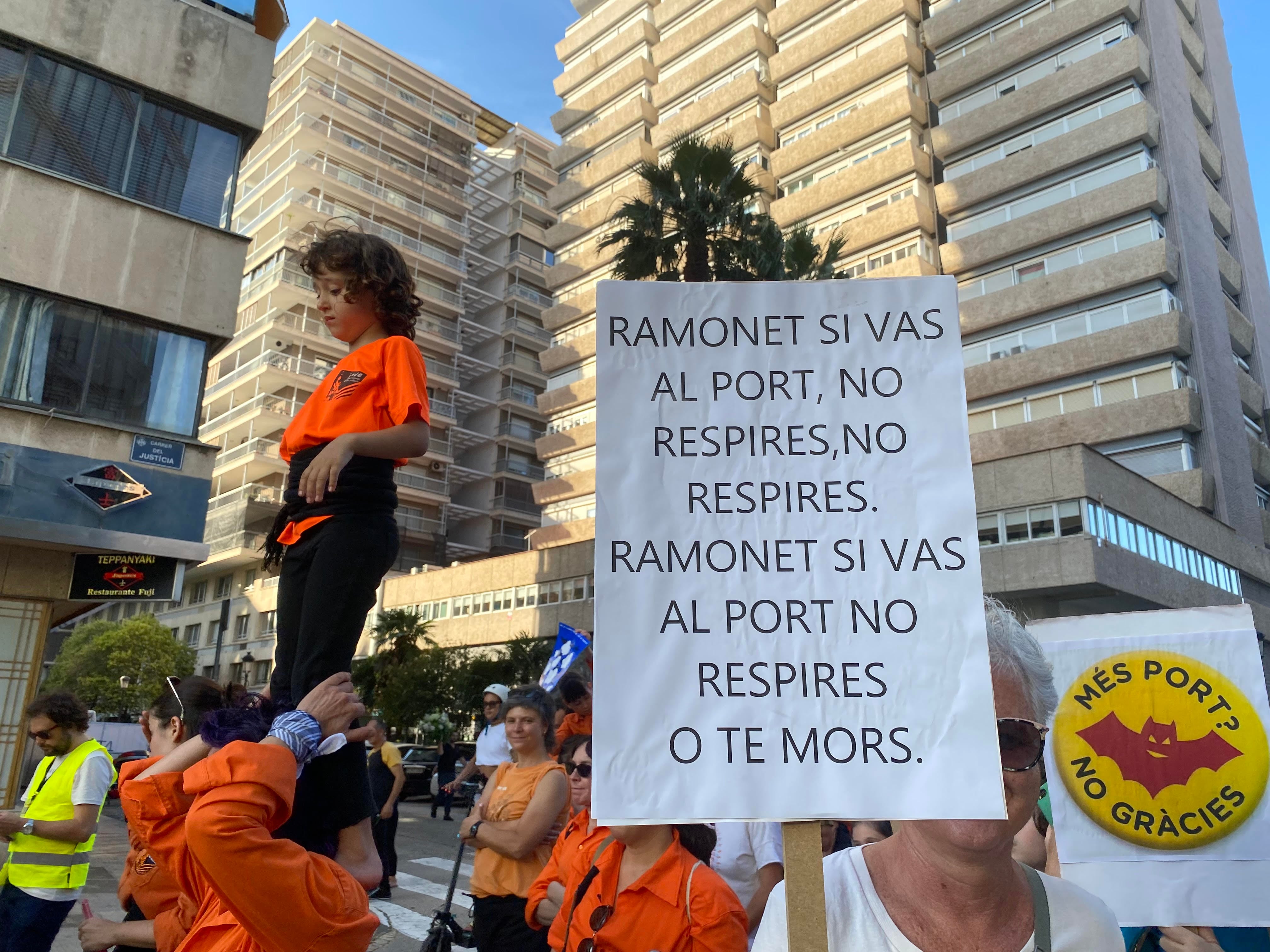Una de las pancartas de la manifestación que ha recorrido València para decir 'No' a la ampliación del Puerto
