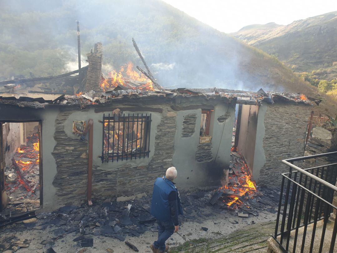 La casa en la que se originó el fuego en Silván quedó totalmente calcinada