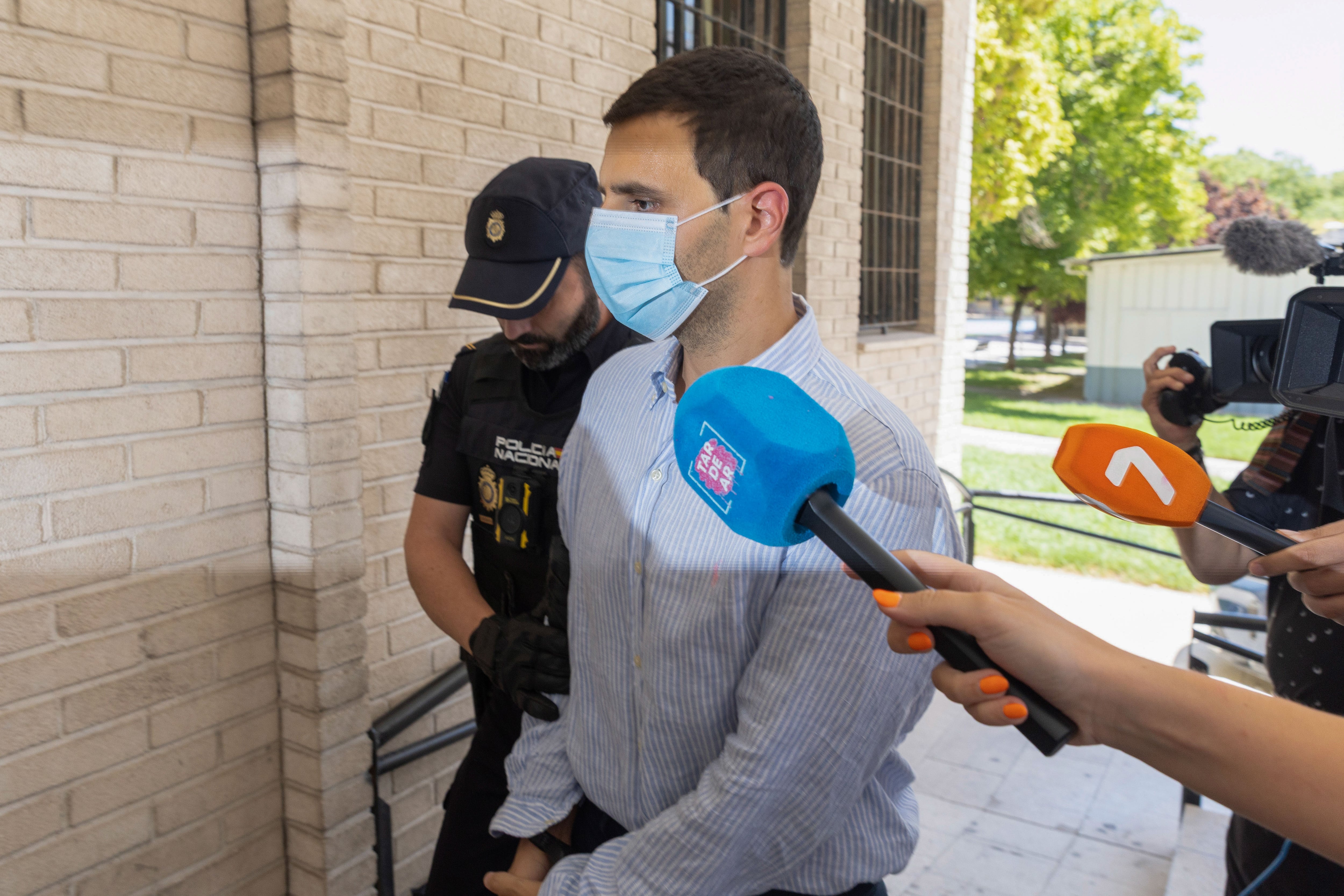 MOLINA DE SEGURA (MURCIA), 21/07/2025.- Felipe Hernández, detenido por la agresión a su padre que le ocasionó la muerte el pasado sábado en su tienda de textil de Molina de Segura, pasa a disposición judicial este lunes en el juzgado de instrucción número 1 de Molina de Segura (Murcia). EFE/ Marcial Guillén
