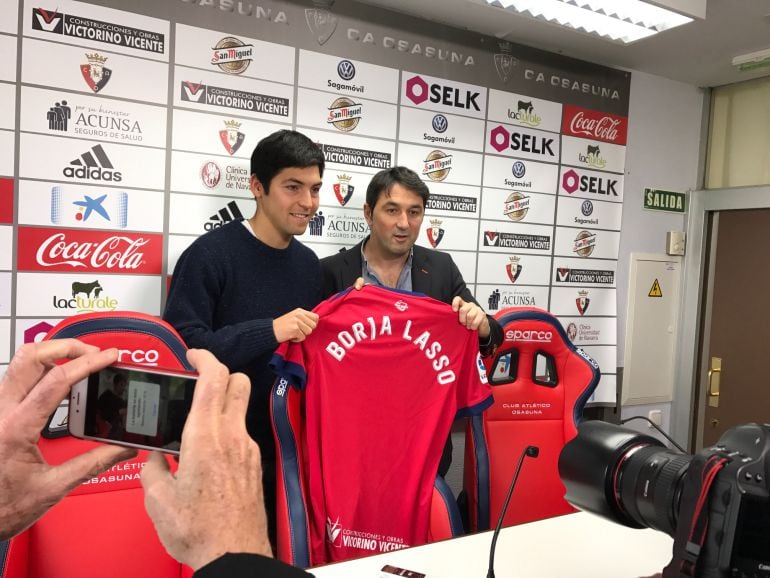 Borja Lasso posa ante los fotógrafos junto al Director Deportivo de Osasuna, Braulio Vázquez
