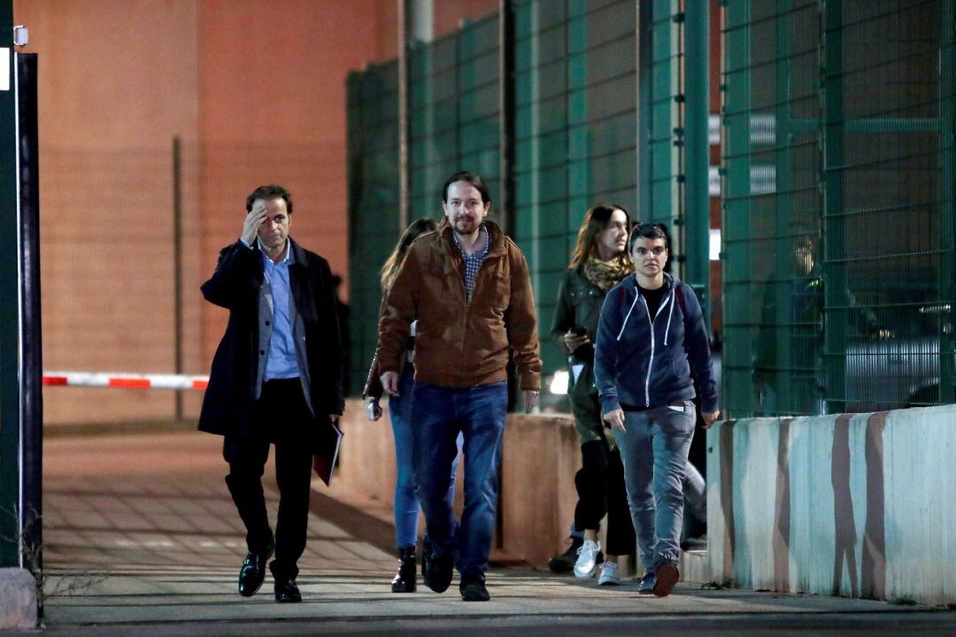 El líder de Podemos, Pablo Iglesias (c), después de reunirse con el exvicepresidente de la Generalitat y líder de ERC, Oriol Junqueras