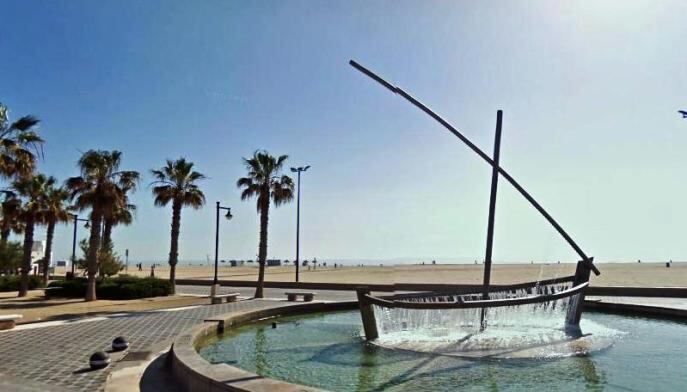 Imagen de la playa de la Malvarrosa desde el paseo marítimo