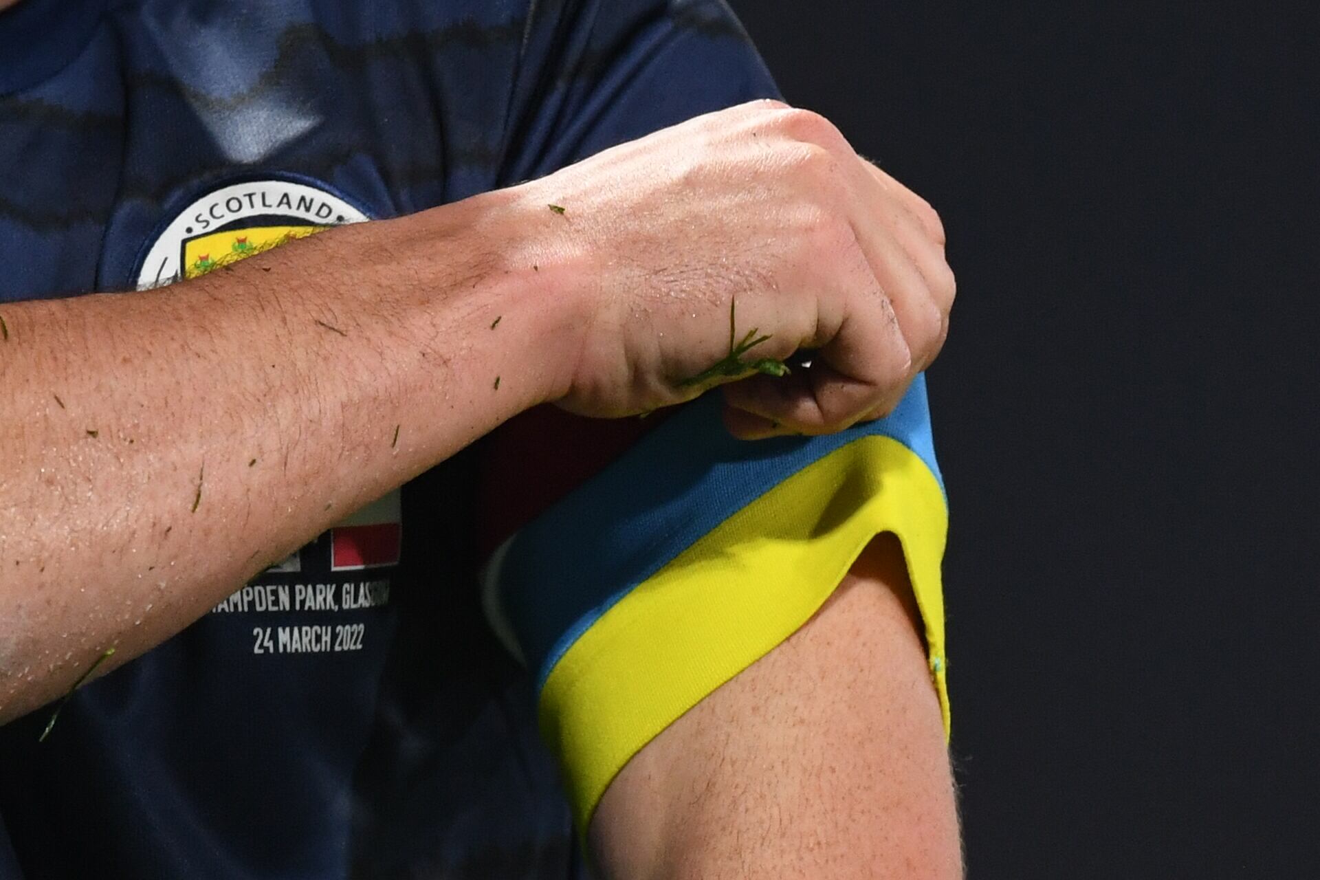 El capitán de Escocia lleva un brazalete con la bandera de Ucrania