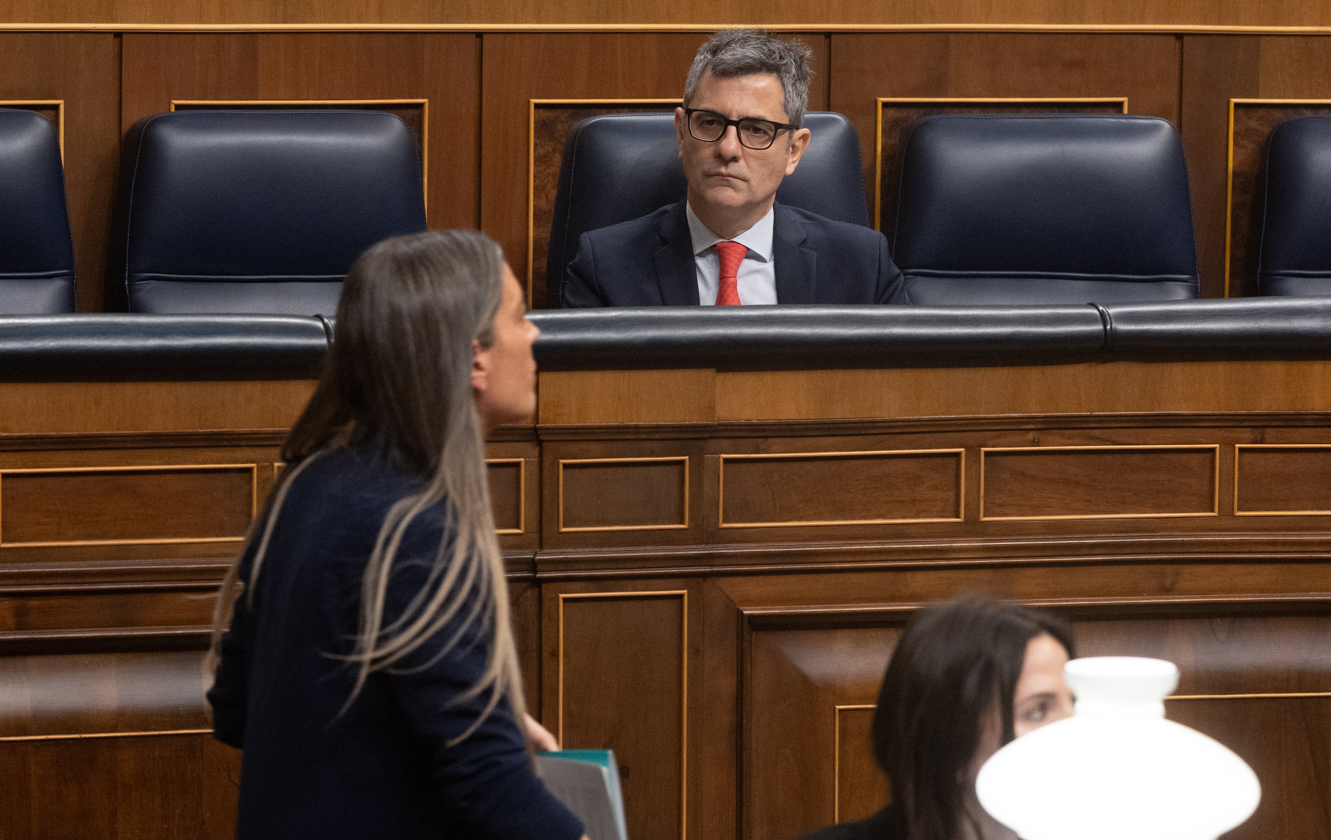 Míriam Nogueras pasa frente a Félix Bolaños en el Congreso