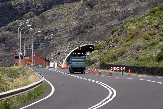 Un vehículo circula por el acceso al túnel de Los Roquillos, en el Hierro, cuyo carril más cercano a la ladera en la salida de Frontera permanece cerrado por riesgo de desprendimientos