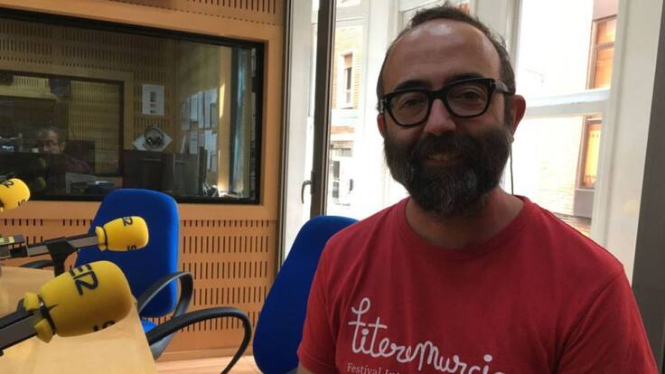 José Daniel Espejo: "Escribir poesía es un gesto de rebelión contra la dictadura del escaparate"