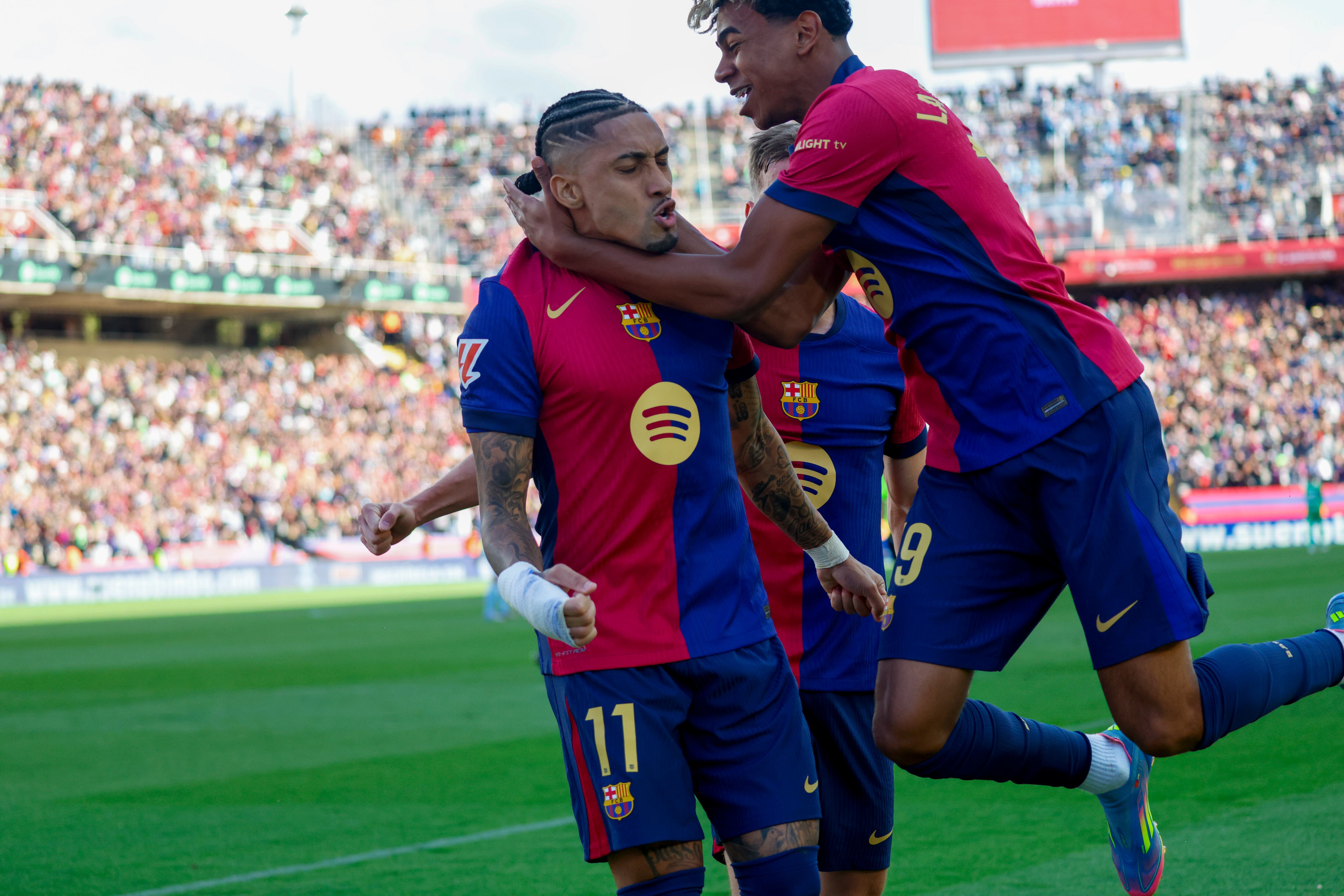 BARCELONA, 19/04/2025.- El delantero del FC Barcelona Raphael Dias Belloli "Raphinha" (i) celebra su segundo gol ante el Celta de VIgo durante el partido de la jornada 32 de LaLiga EA Sports que FC Barcelona y Celta de Vigo disputan este sábado en el estadio olímpico Lluís Companys en Barcelona. EFE/ Marta Perez