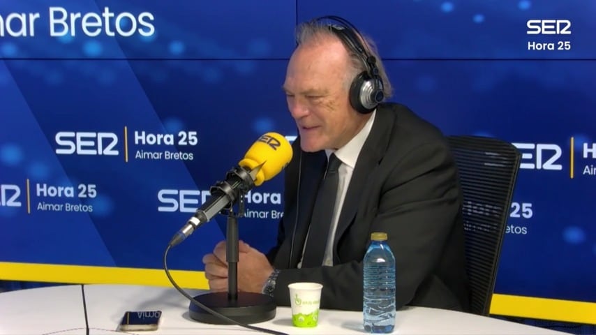 Pedro Piqueras en los estudios centrales de la Cadena SER