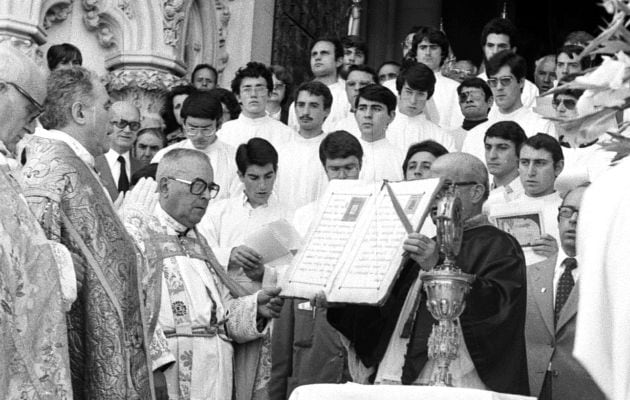 El Corpus de 1980 en la puerta de la Catedral de Cuenca, con el obispo José Guerra Campos.