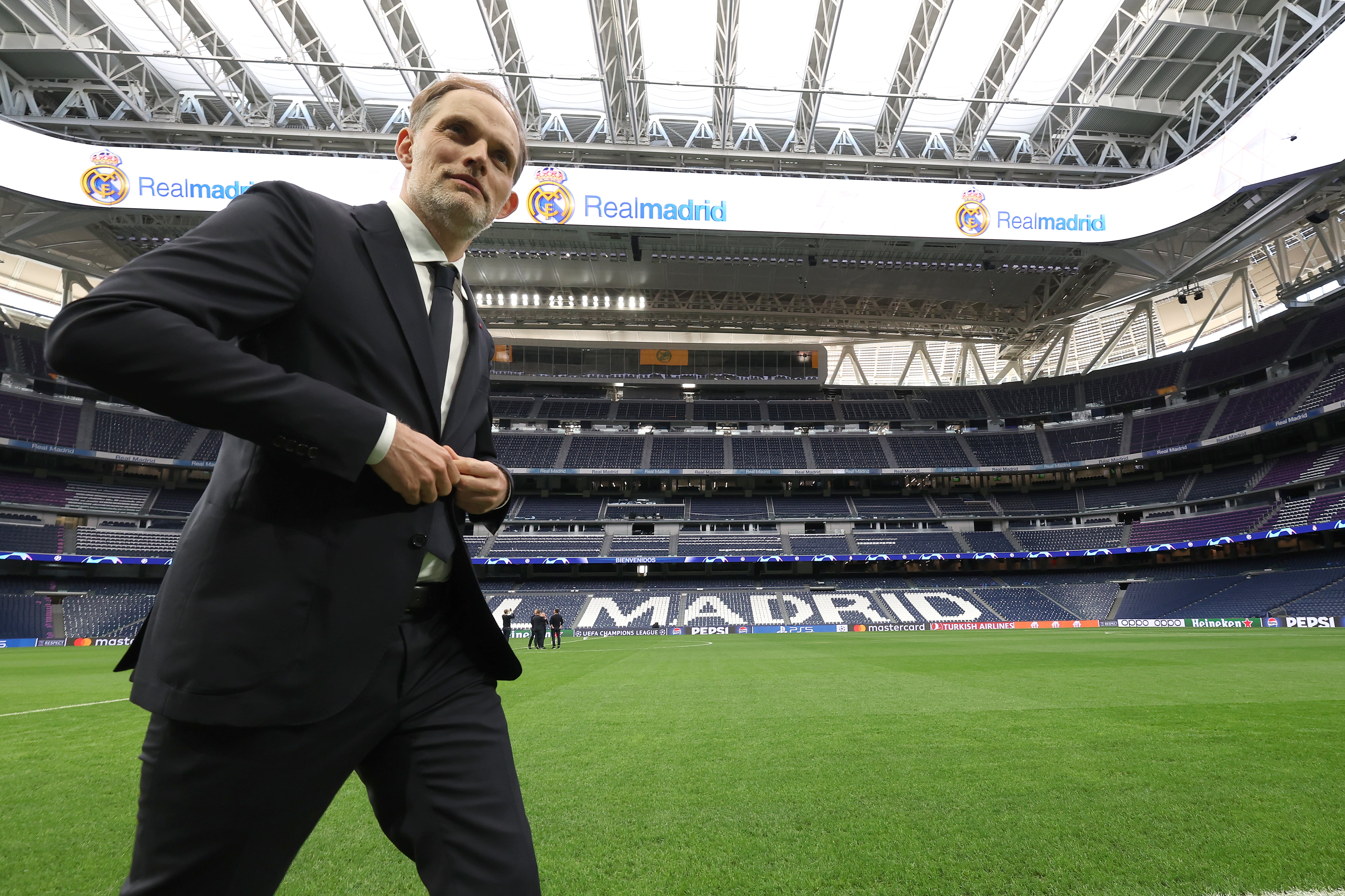 Thomas Tuchel, en el césped del Santiago Bernabéu en la previa del partido entre Real Madrid y Bayern de Múnich