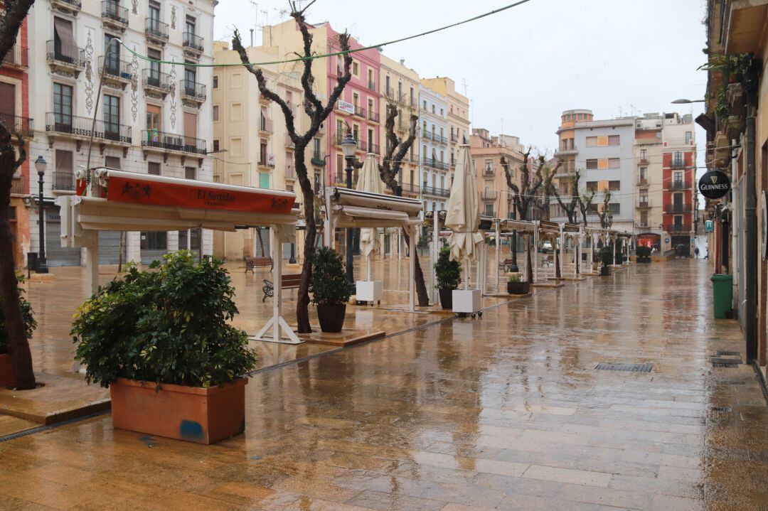 La plaça de la Font de Tarragona, buida durant el confinament. 