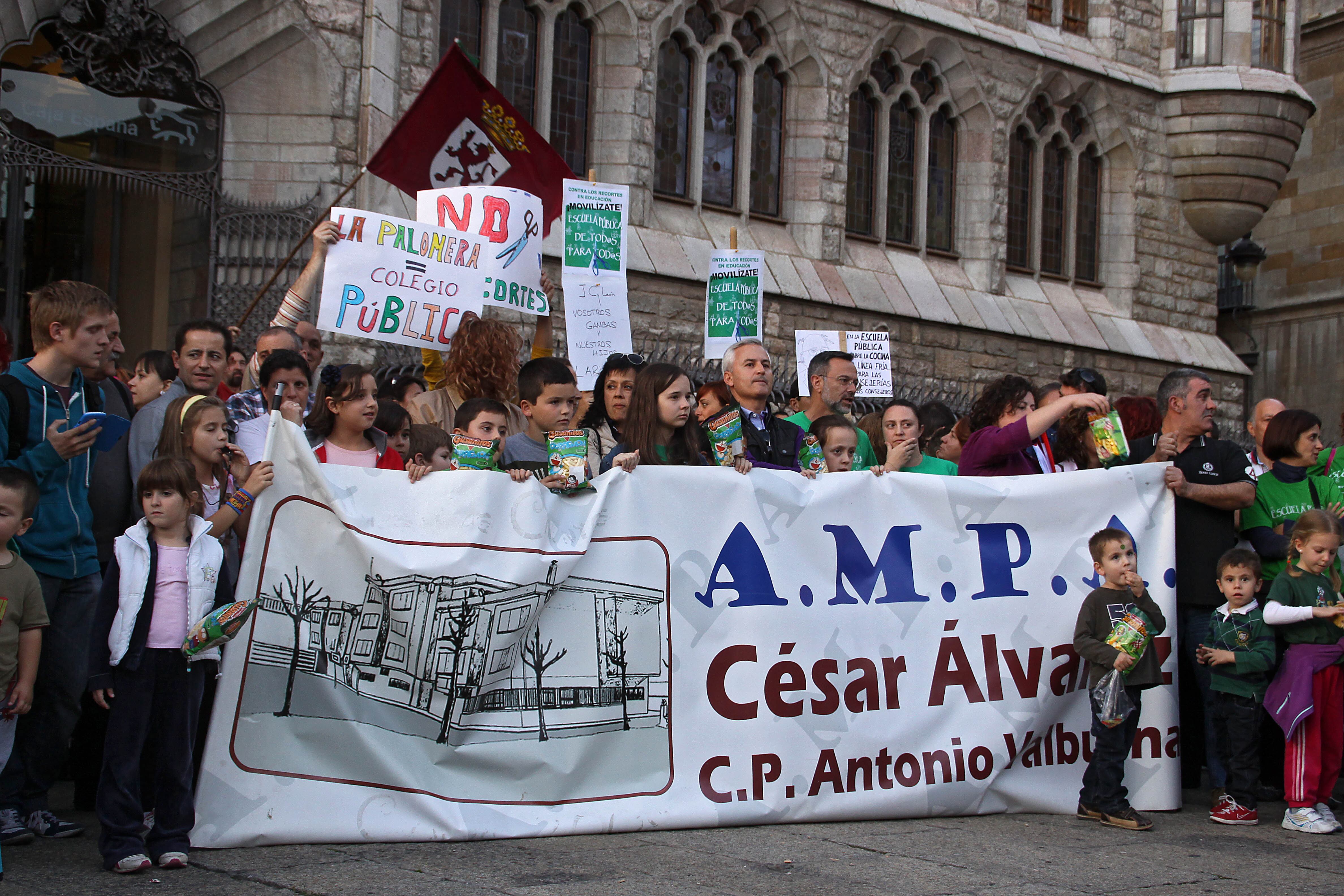 Asociaciones de Padres y Madres de Alumnos en protesta por la aparición de larvas de insecto en menús de centros escolares.ICAL / PEIO GARCIA