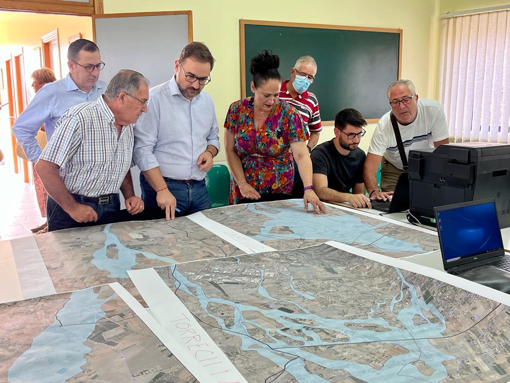Joaquín Giner, presidente de AAVV de El Campillo, junto con el alcalde, Diego José Mateos, la edil de Educación Antonia Pérez y otros vecinos en la oficina de asesoramiento