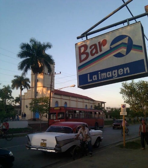 Plaza de la iglesia en Viñales, al oeste de Cuba