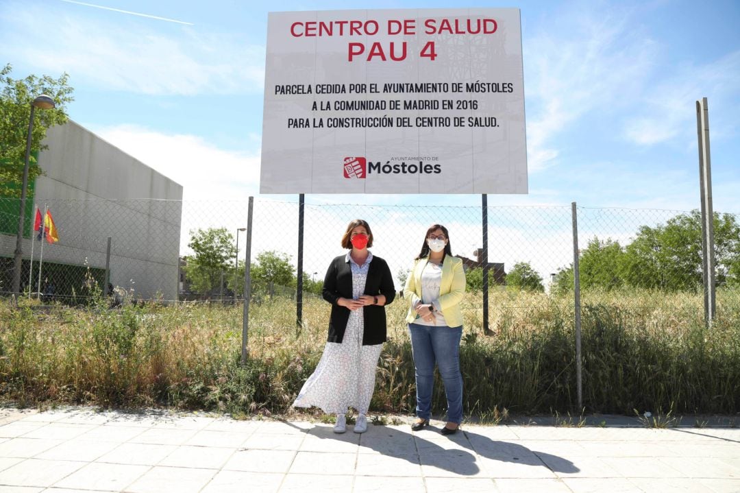 La alcaldesa de Móstoles, Noelia Posse y la concejala de Presidencia y Desarrollo Urbano, Marisa Ruiz, delante de la parcela cedida a la Comunidad de Madrid para la construcción del centro de salud del PAU-4