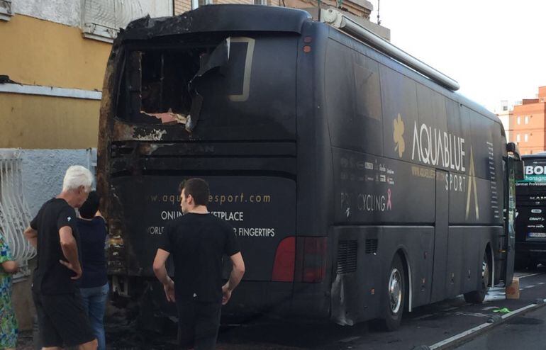 Autobús del equipo Aquablue Sport quemado en Almería.