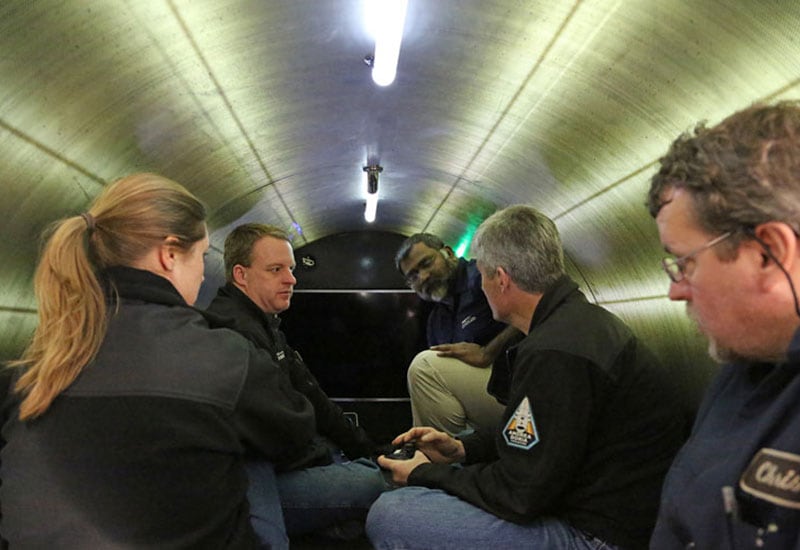 Interior un submarino turístico con capacidad para cinco personas operado por la compañía Ocean Gate.