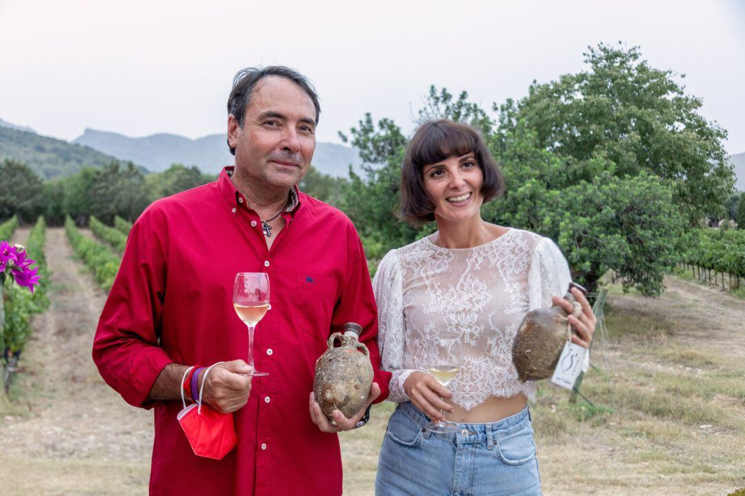 Elisabet Fuentes, enòloga de Can Vidalet, amb Xavier Belda de Vins d&#039;Àmfora 