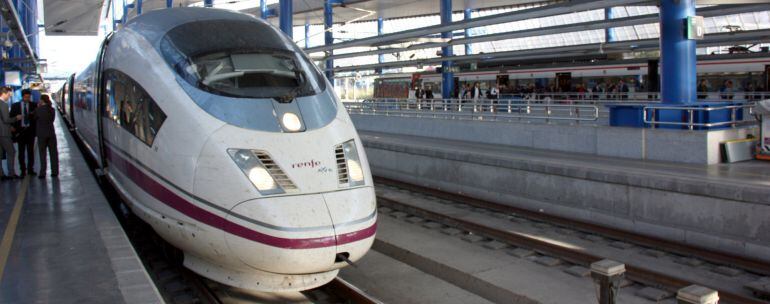 RESUM: Un tall de la fibra òptica col·lapsa l'alta velocitat durant hores i afecta 13.000 passatgers