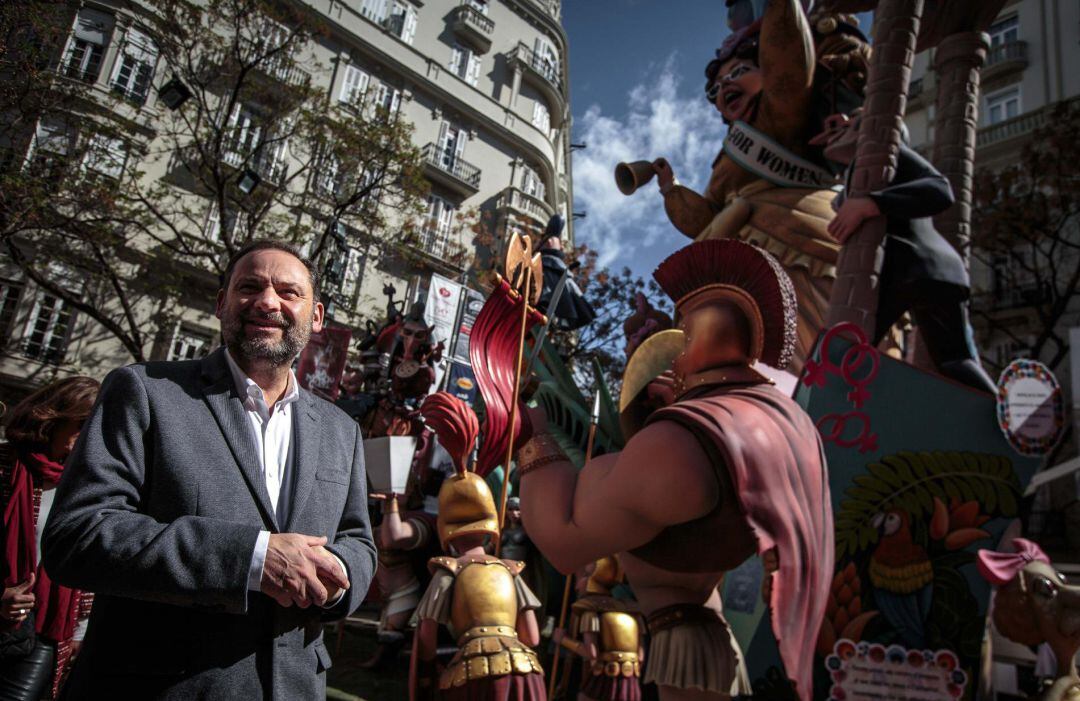 El ministro de Fomento, José Luis Ábalos, durante su visita este martes a la Falla Almirante Cadarso-Conde Altea. 