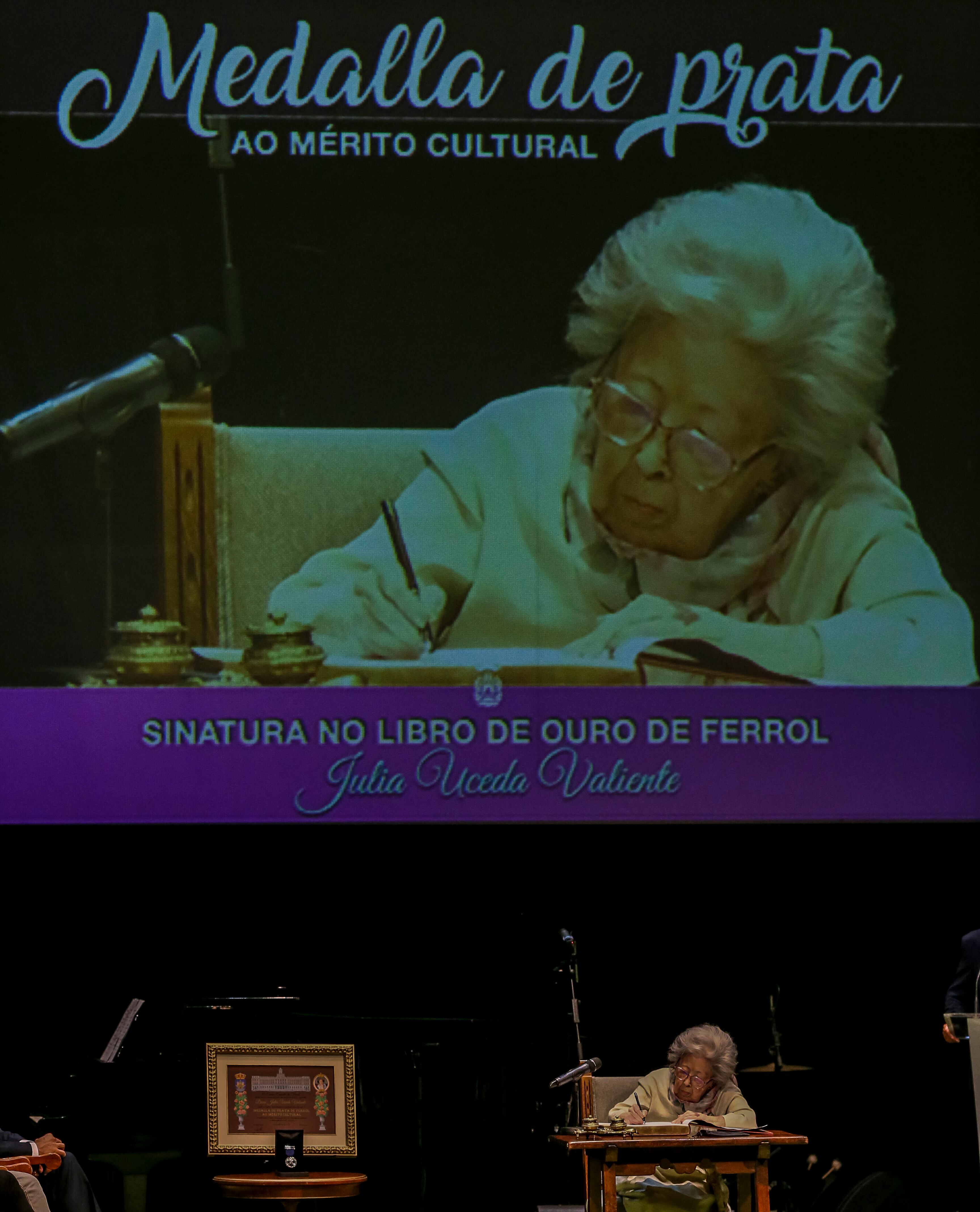 Julia Uceda firma en el Libro de Oro de Ferrol en el acto del teatro Jofre por la entrega de la Medalla de Plata de la ciudad