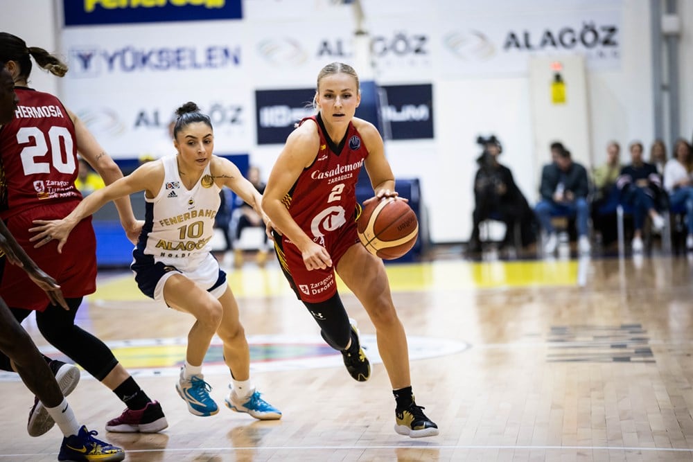 Petra Holesinska encara a una jugadora del Fenerbache