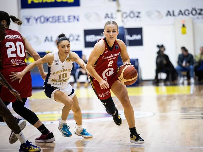 Petra Holesinska encara a una jugadora del Fenerbache