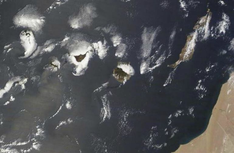 En la imagen de satélite se aprecia, al sur de Gran Canaria, la mancha. / Foto: EFE