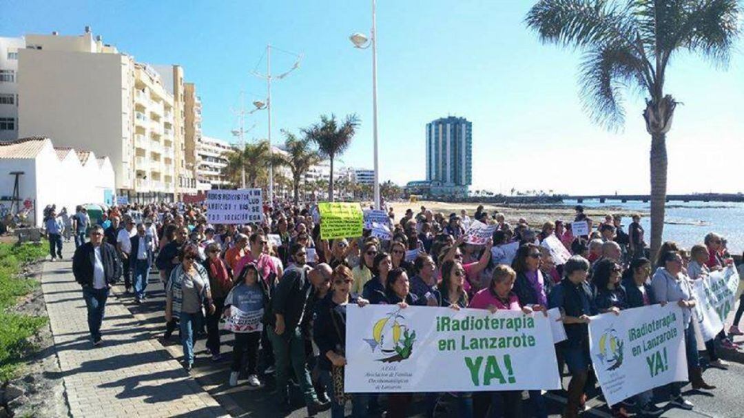 Manifestación en el Reducto pidiendo Radioterápia en Lanzarote YA!