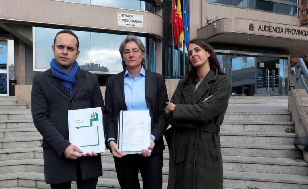 Los concejales Marta Higueras y José Manuel Calvo junto a Rita Maestre frente a la Audiencia Nacioonal