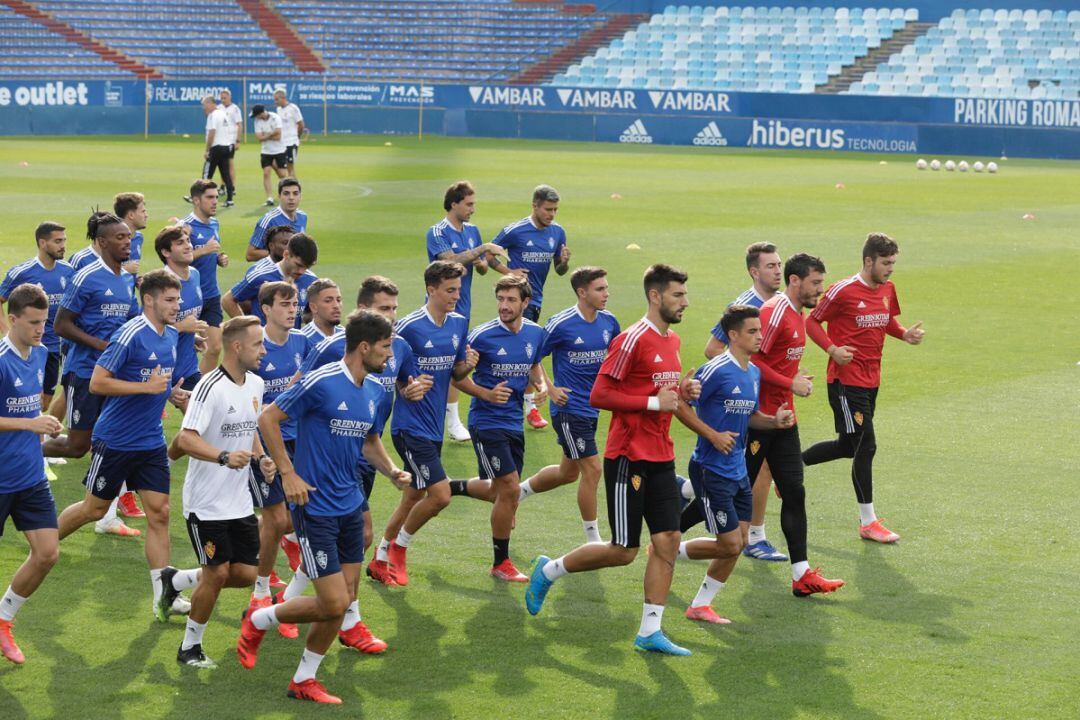 Los jugadores del Real Zaragoza hacen carrera continua en un entrenamiento en La Romareda