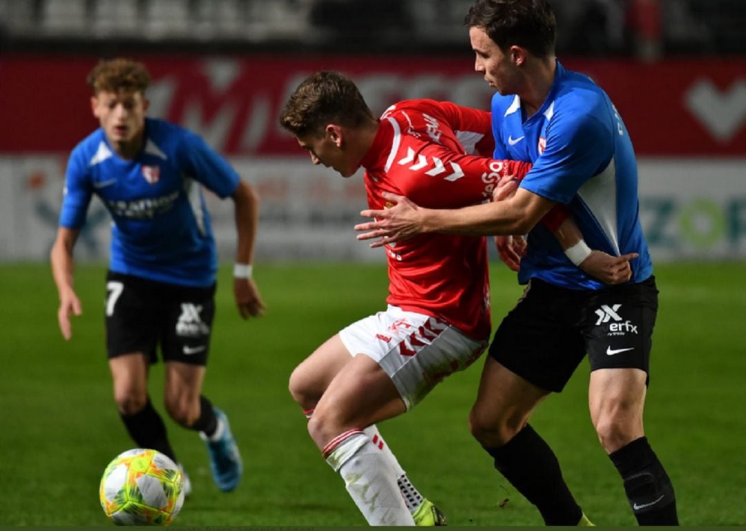 Josema luchando el balón