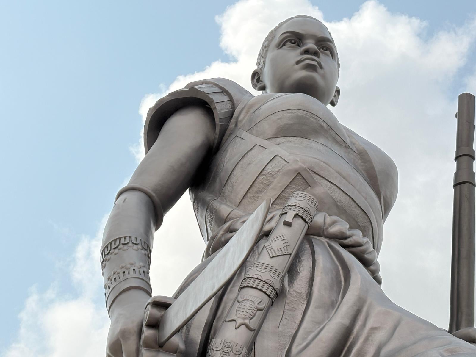En Cotonou, Benin, una amazona de bronce de 30 metros de altura es símbolo de identidad nacional y parte clave de su rica historia
