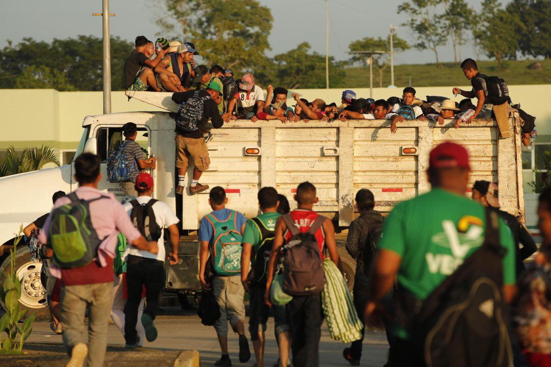 Migrantes hondureños suben a un camión durante el inicio de otro día de travesía hacia Estados Unidos, miércoles, 24 de octubre de 2018, desde la población de Huixtla, en el estado de Chiapas(México). 