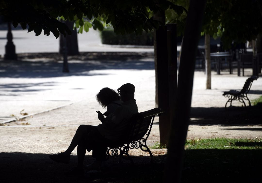 Una pareja sentada en un banco