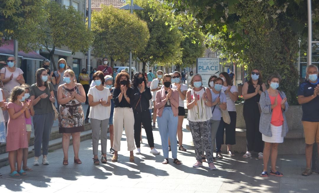 Vecinos de Bueu se concentran delante del ayuntamiento para reivindicar derechos humanos en Afganistán