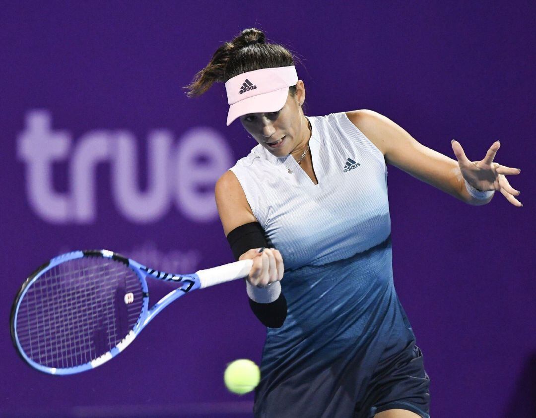 Muguruza golpea una bola.