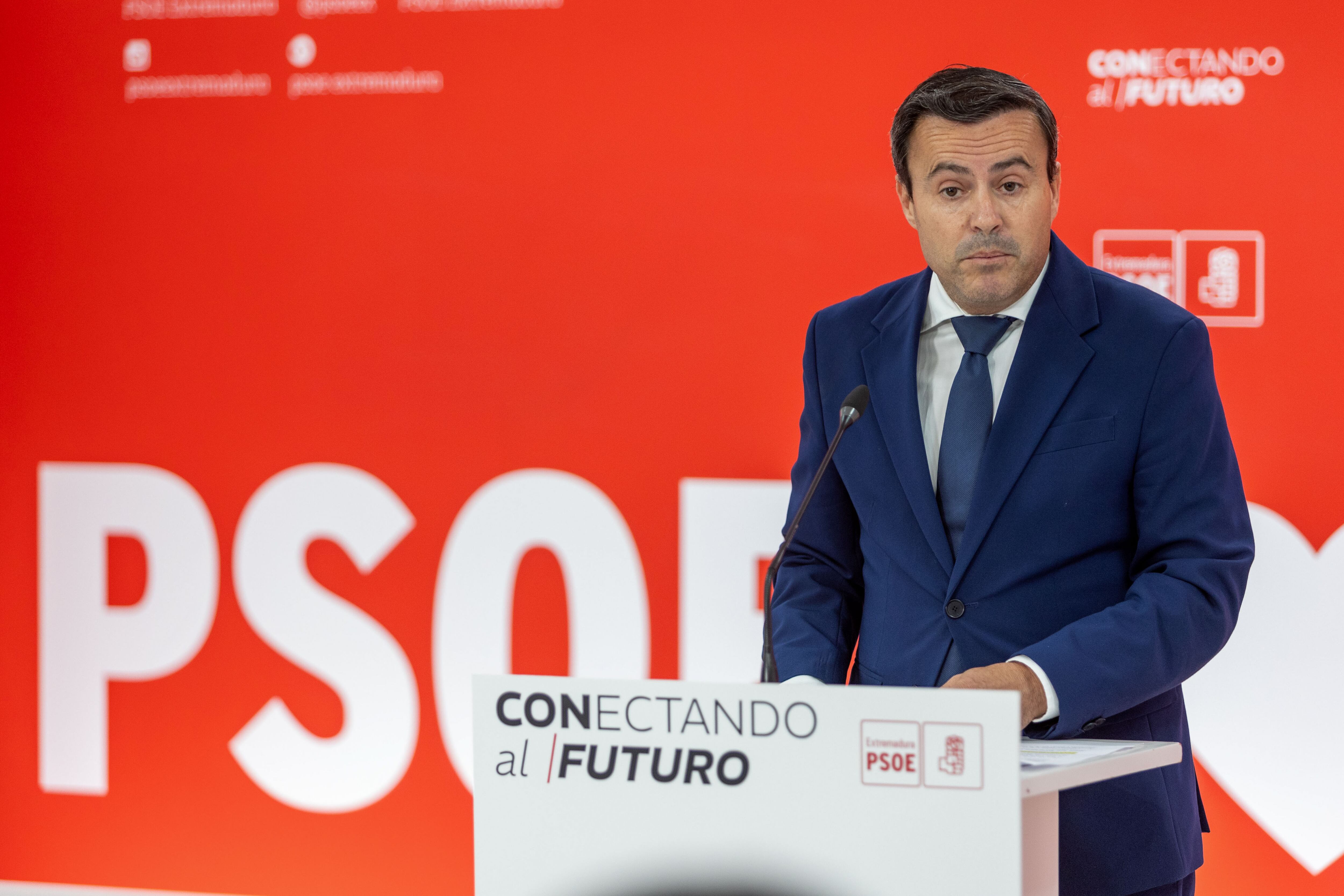 GRAF6061. MÉRIDA, 12/07/2024.- El secretario regional de los socialistas, Miguel Ángel Gallardo, ha descartado presentar una moción de censura contra la presidenta de la Junta, María Guardiola, le ha instado a concretar qué medidas derogará de las que acordó con Vox, y ha decidido solicitar la convocatoria de la Comisión Nacional de Seguimiento del Pacto Antitransfuguismo para analizar lo ocurrido en la región.EFE/ jero Mrales