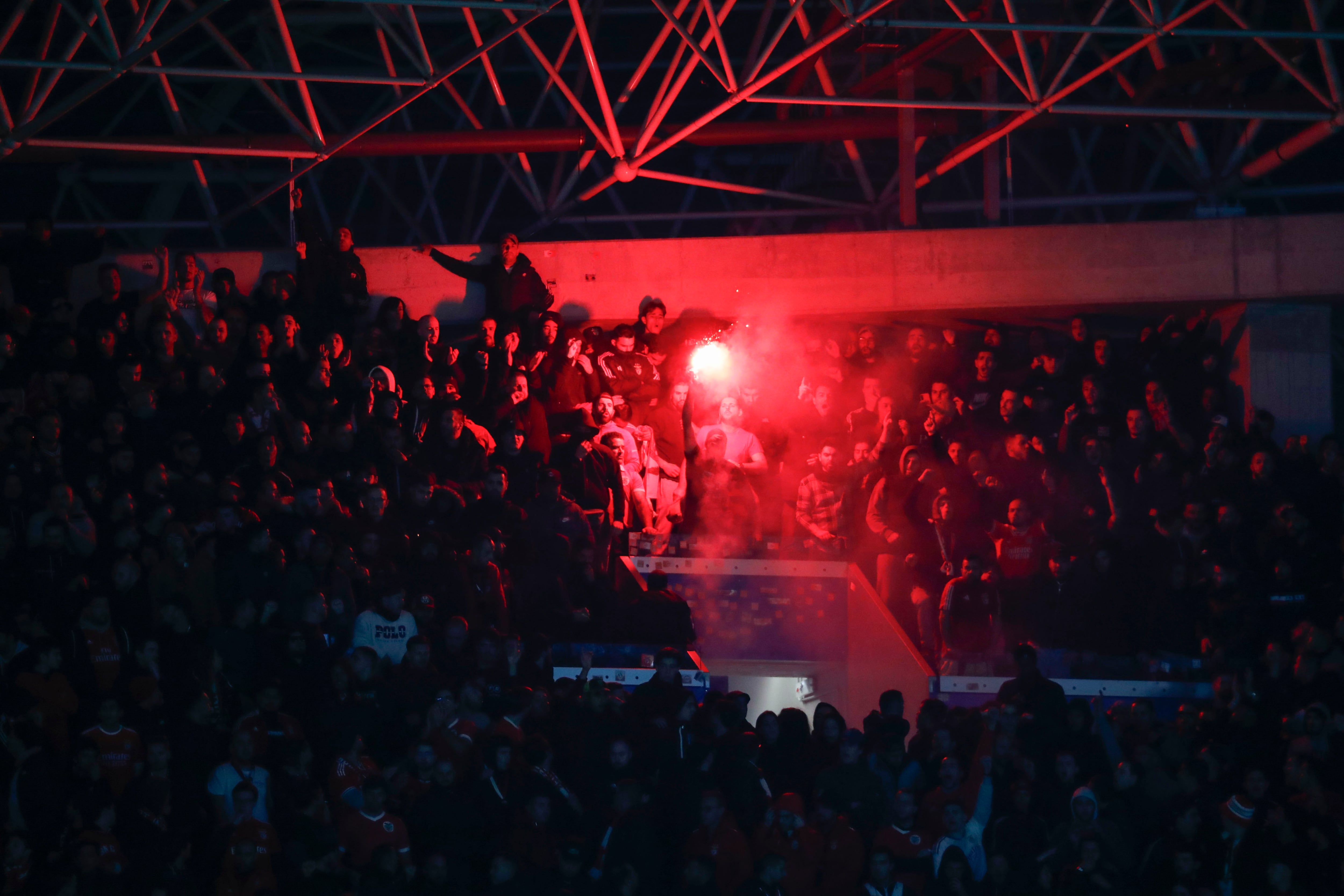 SAN SEBASTIÁN, 08/11/2023.- Aficionados del Benfica lanzan una bengala durante el partido de la fase de grupos de la Liga de Campeones entre la Real Sociedad y el Benfica, este miércoles en el Reale Arena. EFE/ Juan Herrero
