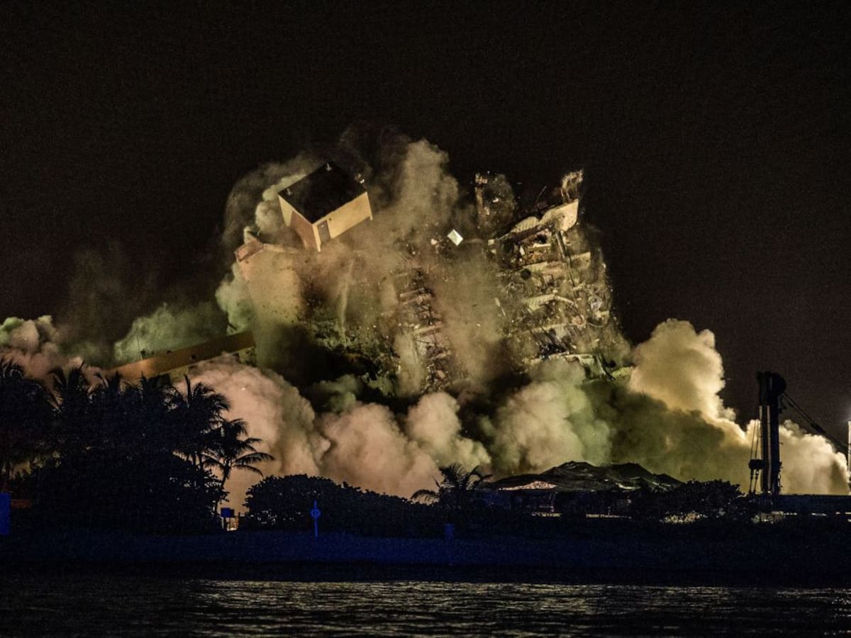 Demolido por completo con una explosión controlada el edificio derrumbado en Miami: ya hay 27 muertos