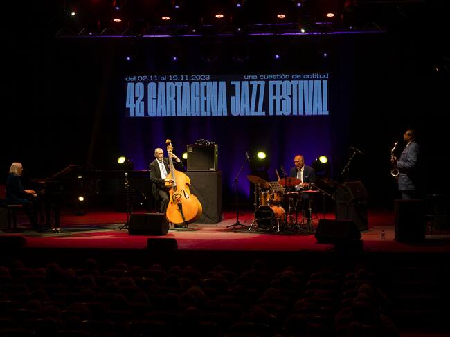Ron Carter, músico nacido en Michigan, encabeza una formación en cuarteto integrada por el saxo tenor Jimmy Greene, con Renee Rosnes al piano de cola y Payton Crossley a la batería.