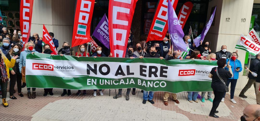 Concentración este jueves ante la sede central de Unicaja Banco en Málaga