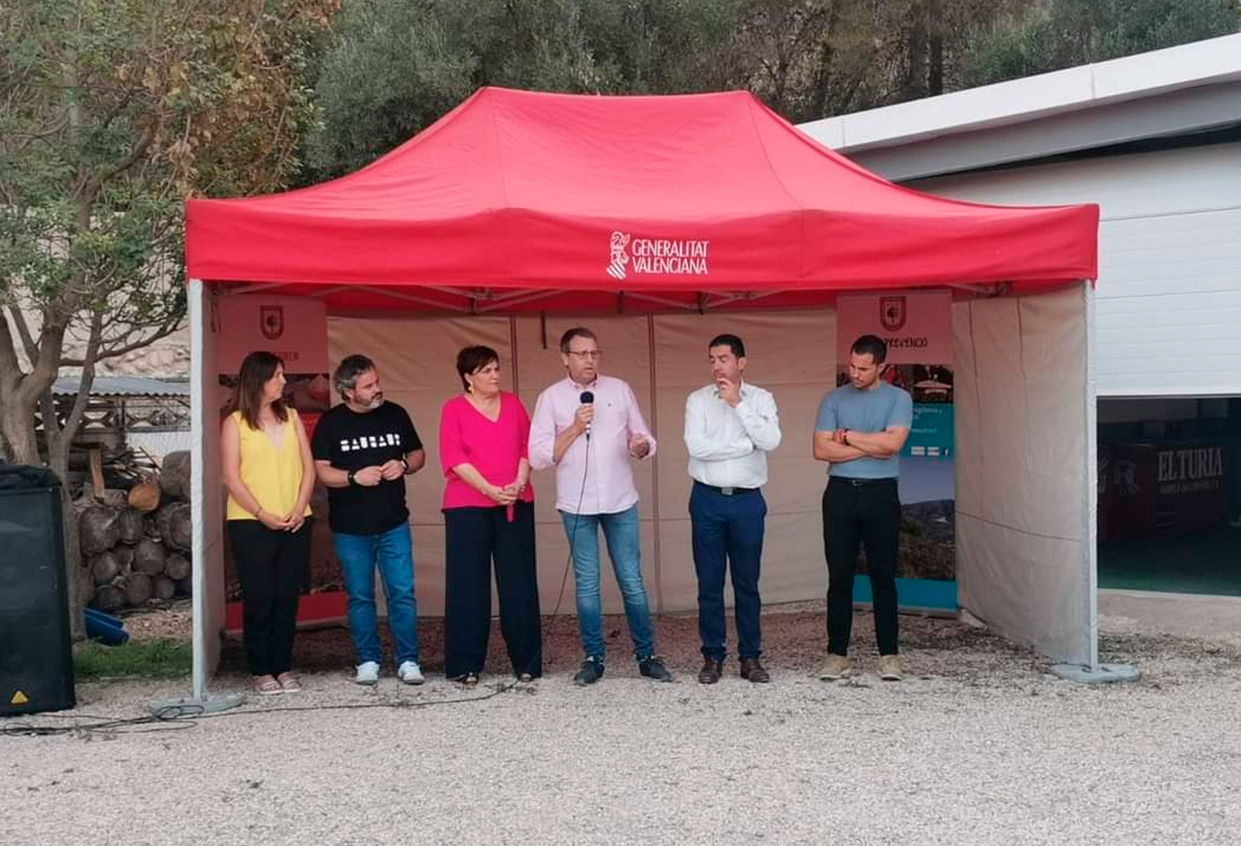 Un instante de la intervención del presidente de ACIF Alcoi, Jordi Gutiérrez acompañado por las principales autoridades presentes en el acto