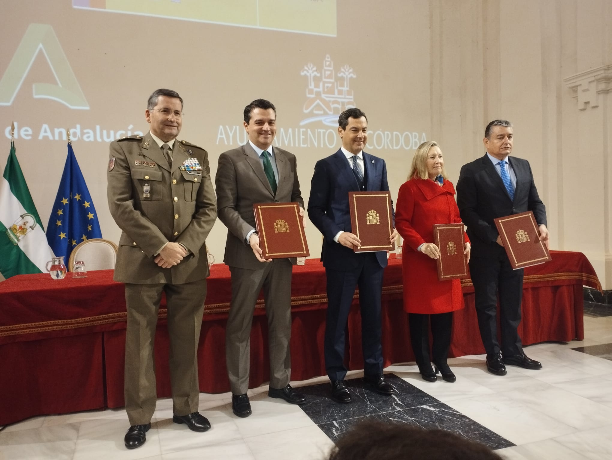 De izquierda a derecha el JEME Amador Enseñat; el alcalde de Córdoba, José María Bellido; el presidente de la Junta, Juanma Moreno; la secretaria de Estado de Defensa, Amparo Valcarce, y el consejero de Presidencia, Antonio Sanz.