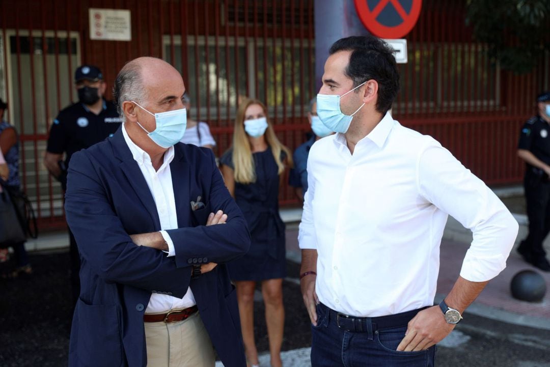 El vicepresidente de la Comunidad de Madrid, Ignacio Aguado (d), y el viceconsejero de Salud Pública y Plan Covid-19 de la Comunidad de Madrid, Antonio Zapatero,