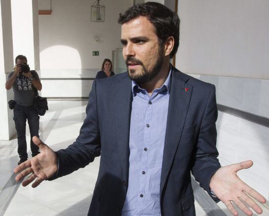 GRA223. SEVILLA, 30/09/2015.- El candidato de IU a la Presidencia del Gobierno, Alberto Garzón, en los pasillos del Parlamento andaluz, donde ha asegurado hoy que van a continuar con su hoja de ruta para buscar la unidad popular a pesar de los "malos resu