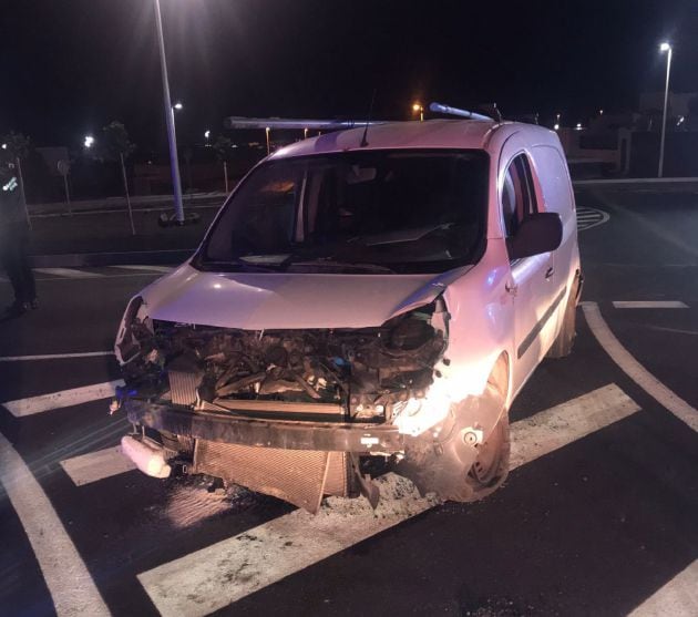 El vehículo accidentado en la Avenida Femés de Playa Blanca.