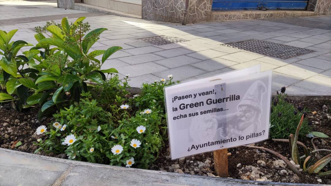 Detalle de los carteles colocados por los vecinos en las jardineras de Poeta Zorrilla