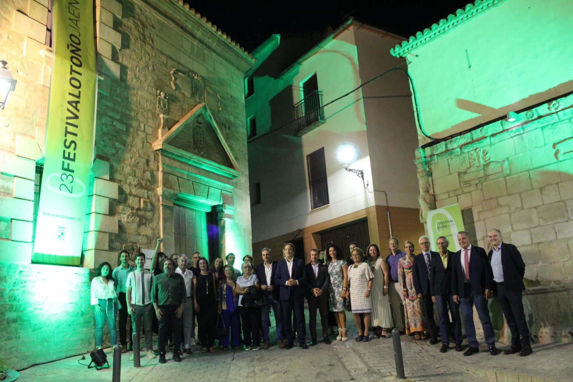 Autoridades y patrocinadores del Festival de Otoño de Jaén a las puertas de los Baños del Naranjo.